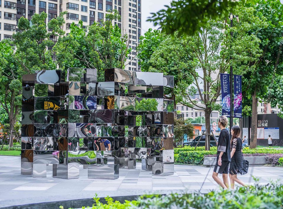 Mirror-polished stainless steel cube installation shown as a fabrication reference