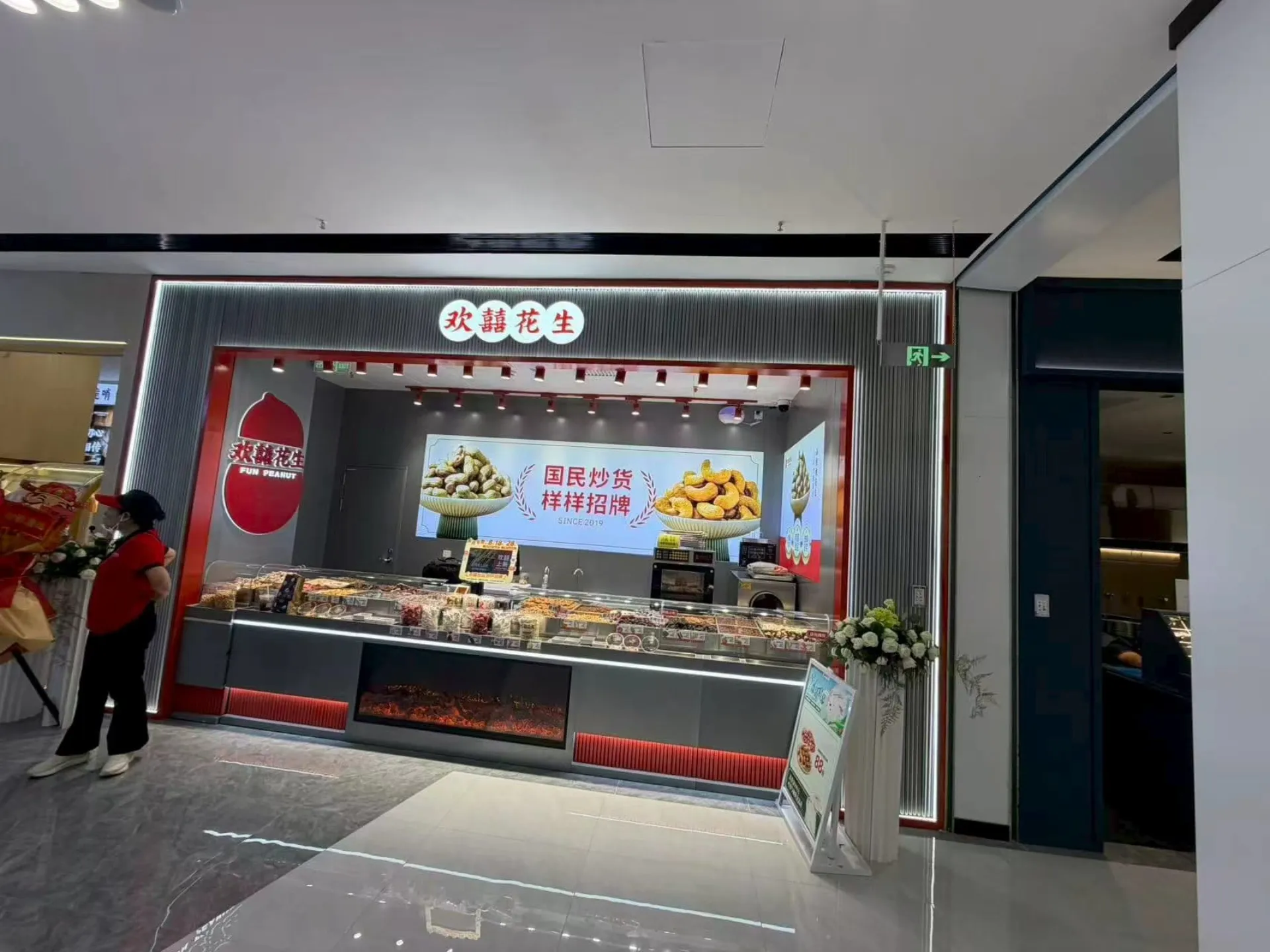 Inline storefront format with wall shelving