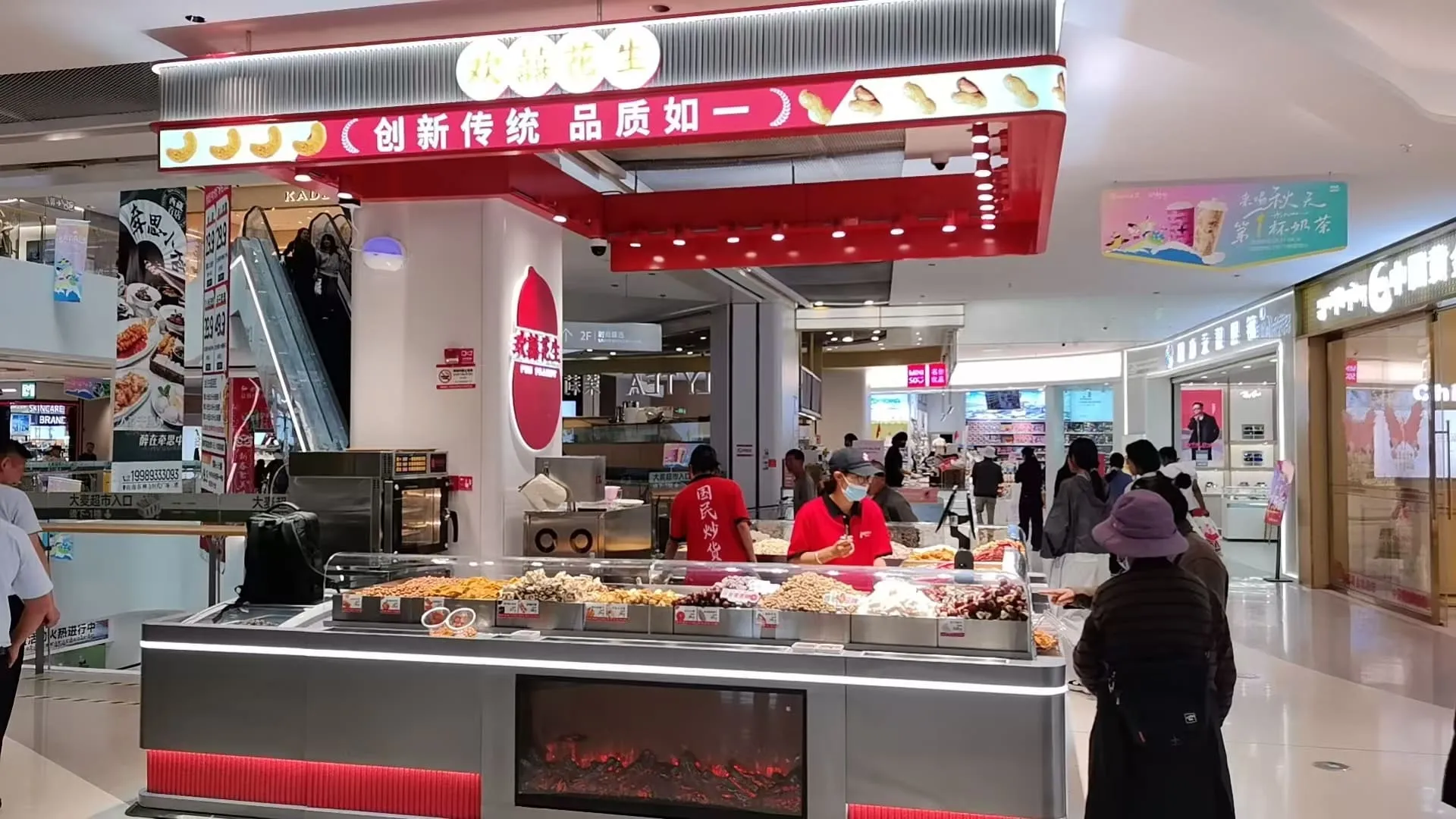 Food-hall location with tiered bulk displays